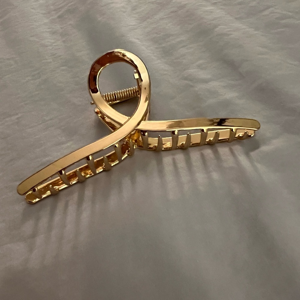 Women’s Gold Hair Claw Clip - Picture 4 of 5